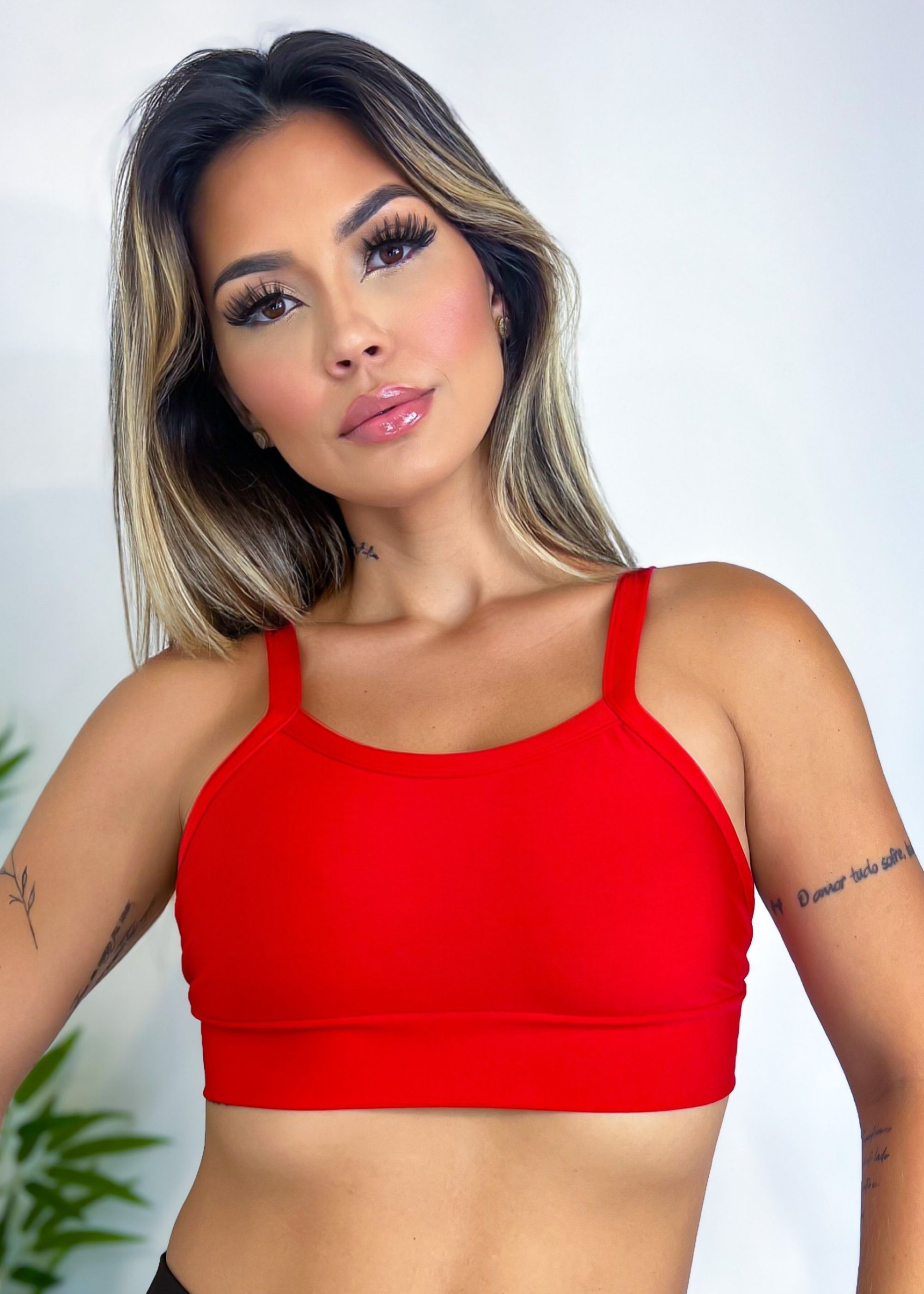Top Cropped De Academia Fitness com forro cores vermelho